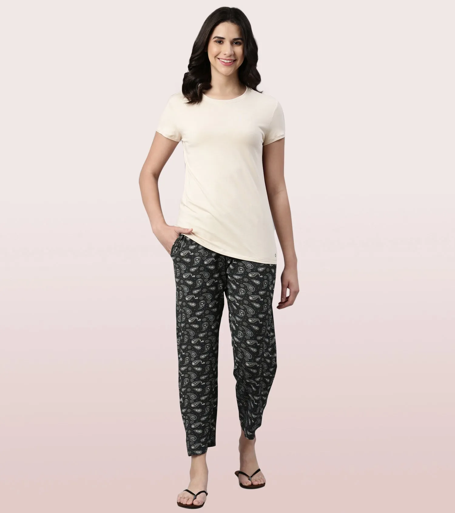 Essentials – E4A4
BASIC HOME PANT | VISCOSE SPANDES PRINTED PULL-ON PANT
RELAXED FIT | MID RISE | REGULAR LENGTH