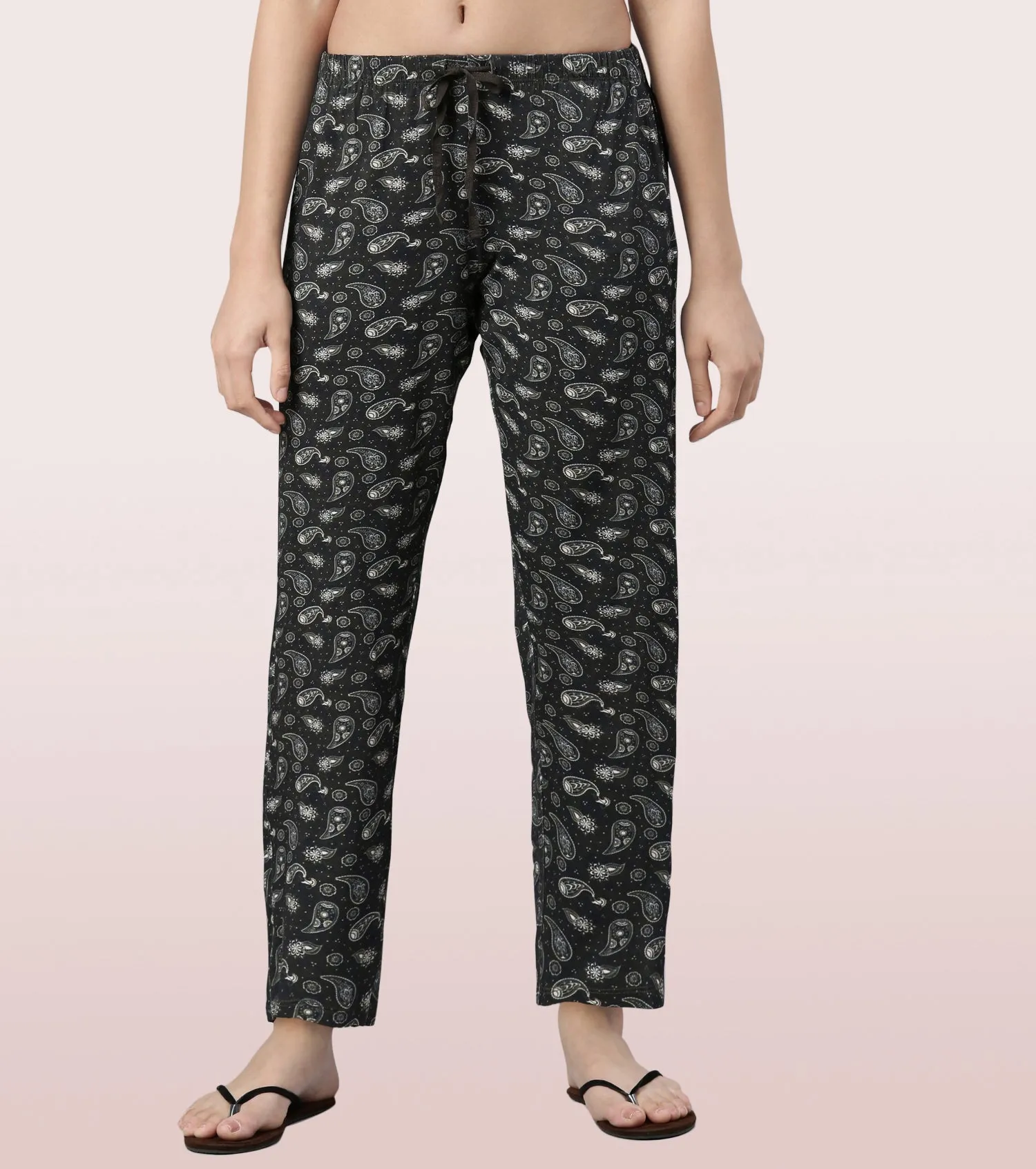 Essentials – E4A4
BASIC HOME PANT | VISCOSE SPANDES PRINTED PULL-ON PANT
RELAXED FIT | MID RISE | REGULAR LENGTH