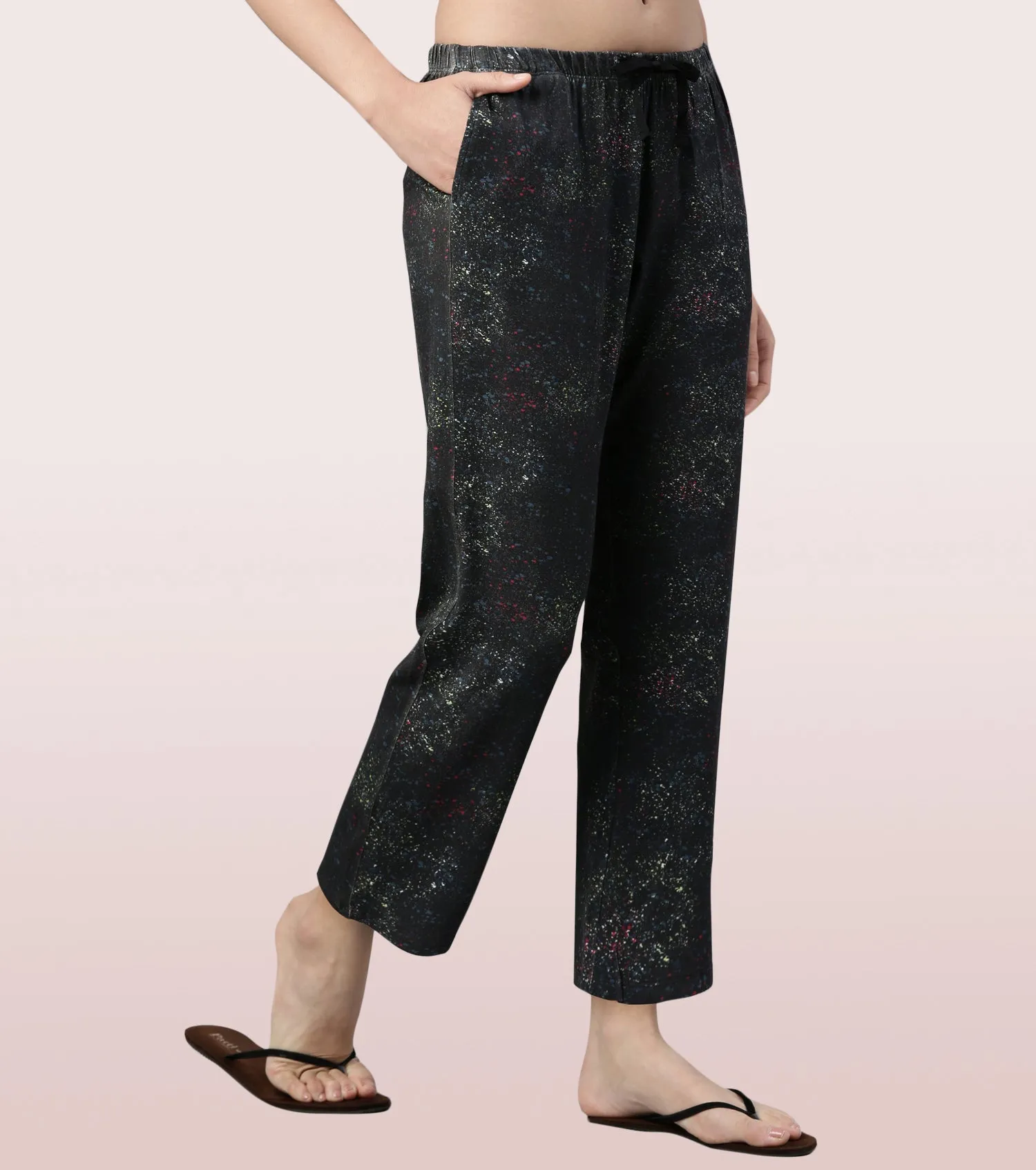 Essentials – E4A4
BASIC HOME PANT | VISCOSE SPANDES PRINTED PULL-ON PANT
RELAXED FIT | MID RISE | REGULAR LENGTH