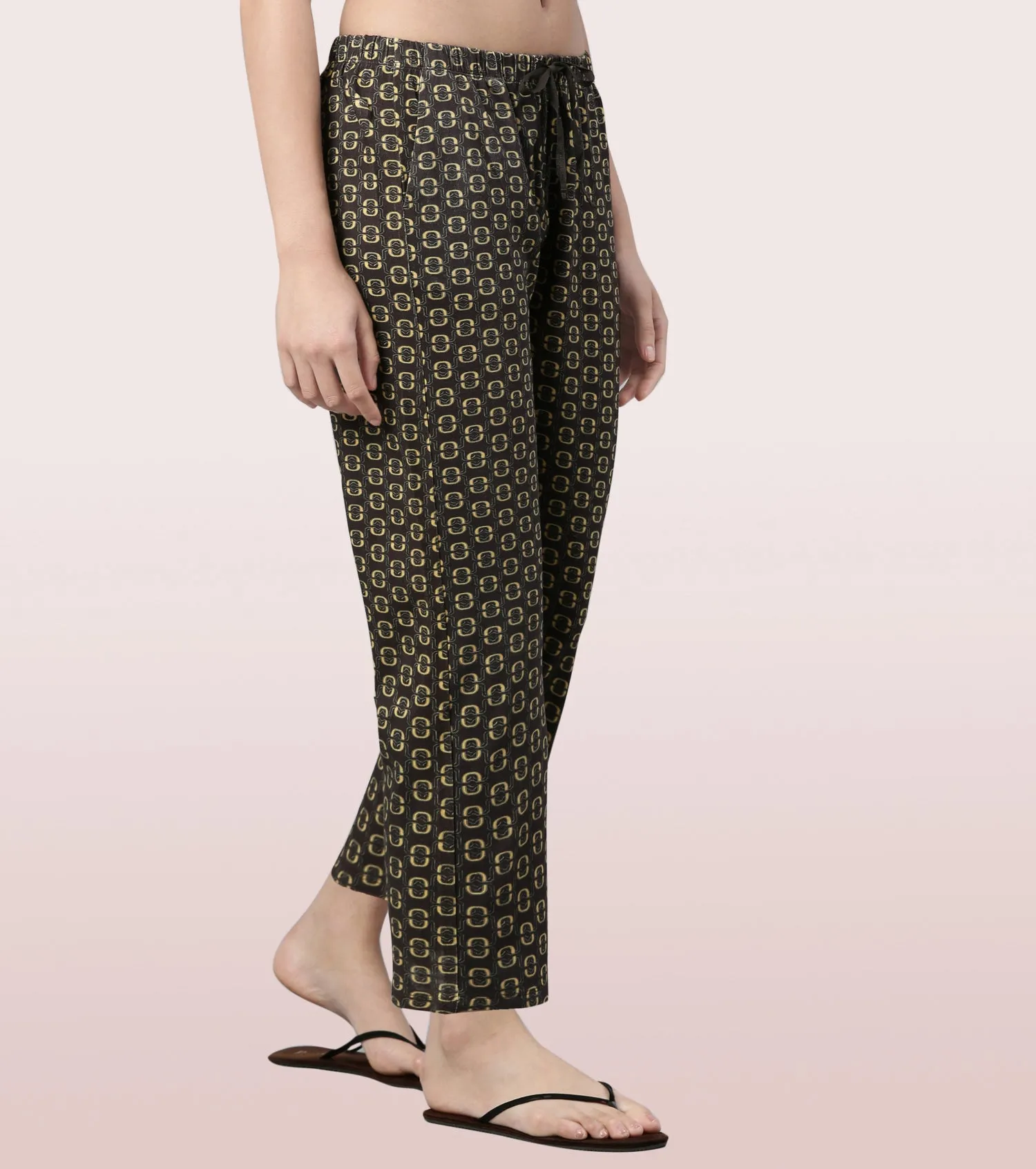 Essentials – E4A4
BASIC HOME PANT | VISCOSE SPANDES PRINTED PULL-ON PANT
RELAXED FIT | MID RISE | REGULAR LENGTH