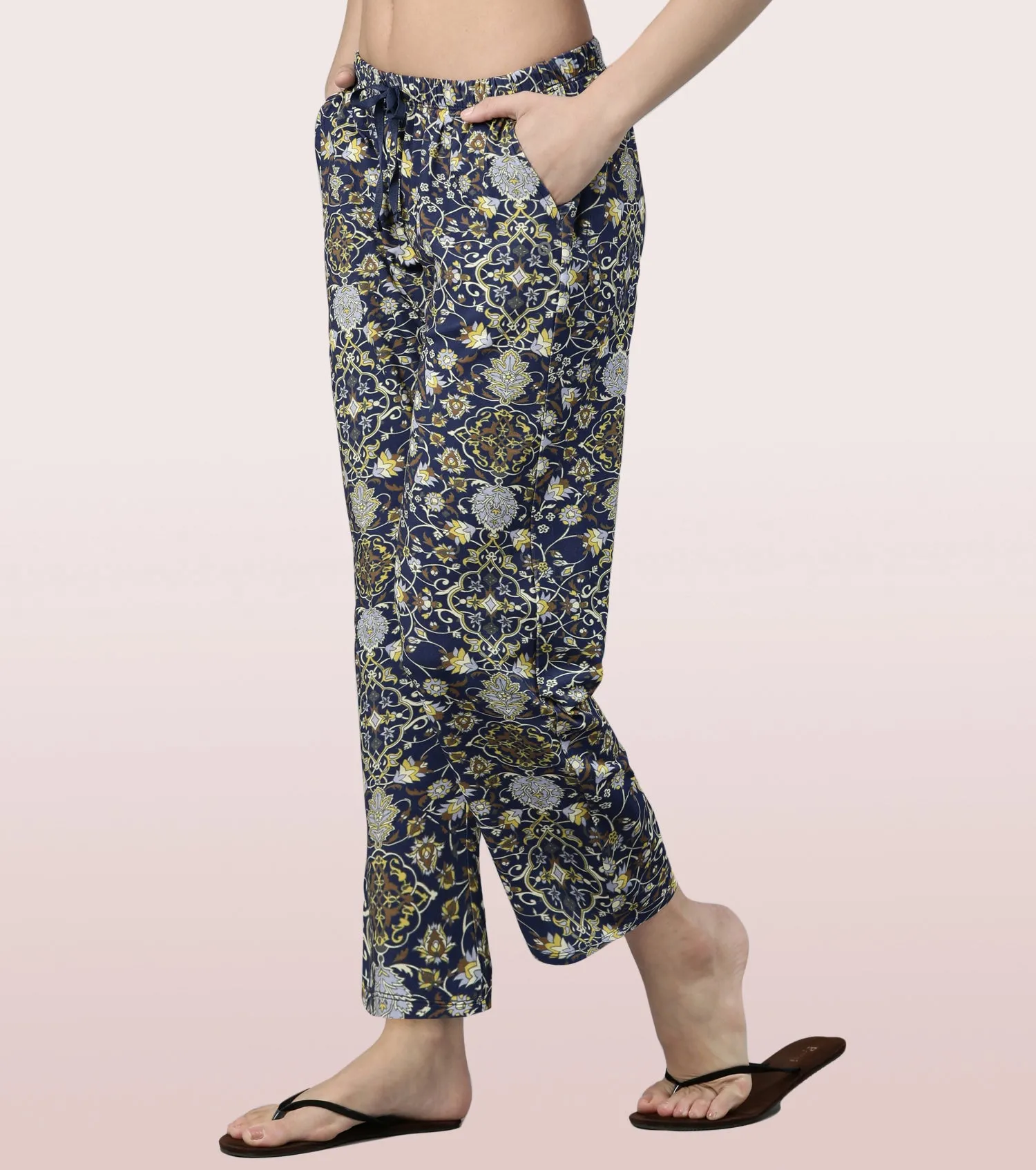 Essentials – E4A4
BASIC HOME PANT | VISCOSE SPANDES PRINTED PULL-ON PANT
RELAXED FIT | MID RISE | REGULAR LENGTH