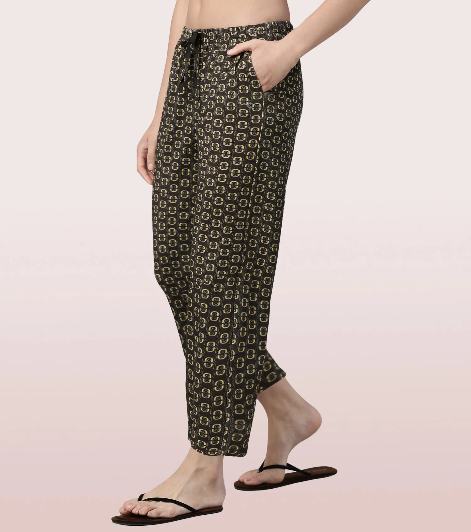 Essentials – E4A4
BASIC HOME PANT | VISCOSE SPANDES PRINTED PULL-ON PANT
RELAXED FIT | MID RISE | REGULAR LENGTH