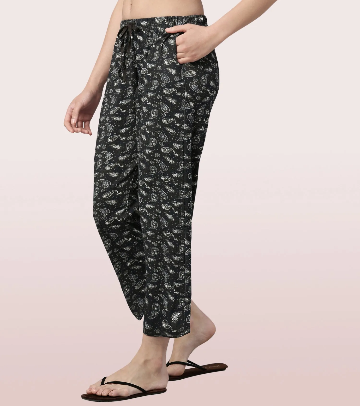 Essentials – E4A4
BASIC HOME PANT | VISCOSE SPANDES PRINTED PULL-ON PANT
RELAXED FIT | MID RISE | REGULAR LENGTH