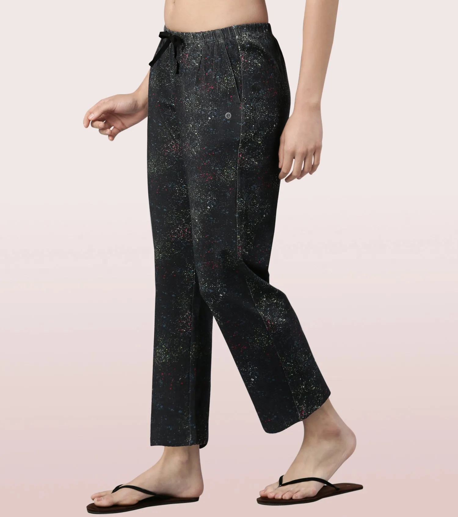 Essentials – E4A4
BASIC HOME PANT | VISCOSE SPANDES PRINTED PULL-ON PANT
RELAXED FIT | MID RISE | REGULAR LENGTH