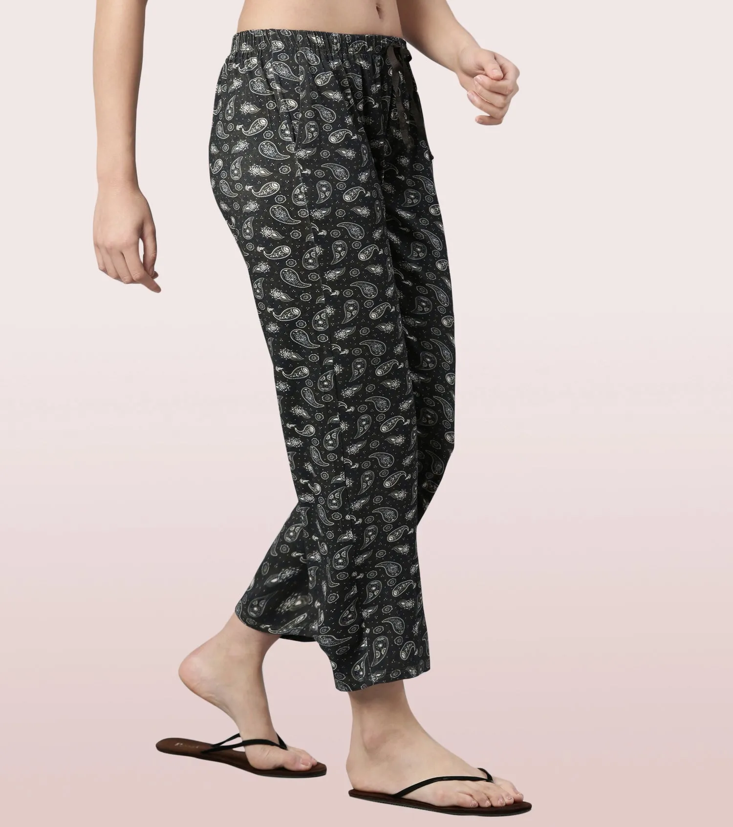 Essentials – E4A4
BASIC HOME PANT | VISCOSE SPANDES PRINTED PULL-ON PANT
RELAXED FIT | MID RISE | REGULAR LENGTH