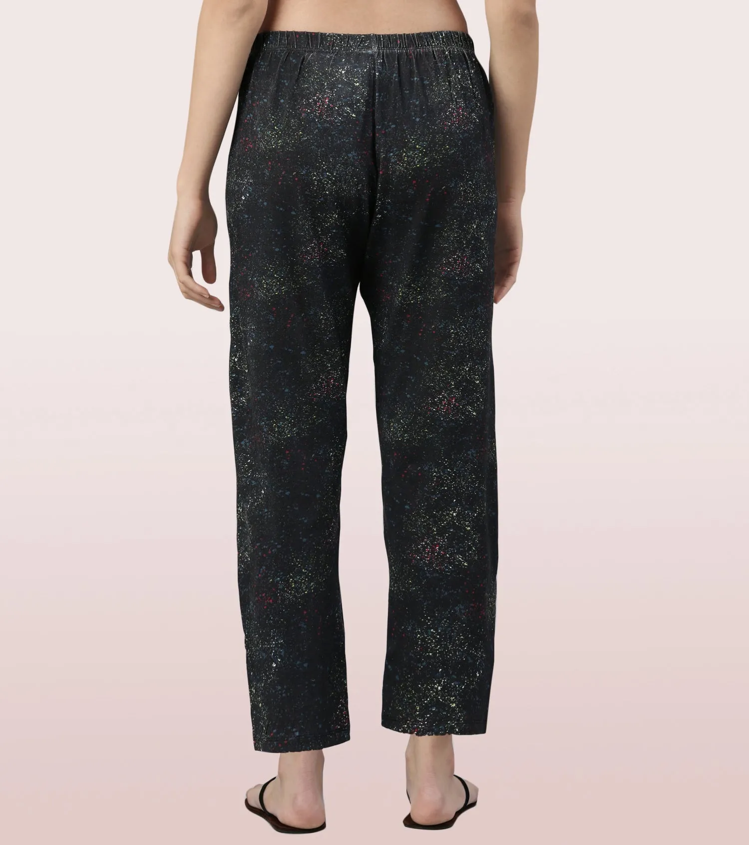 Essentials – E4A4
BASIC HOME PANT | VISCOSE SPANDES PRINTED PULL-ON PANT
RELAXED FIT | MID RISE | REGULAR LENGTH