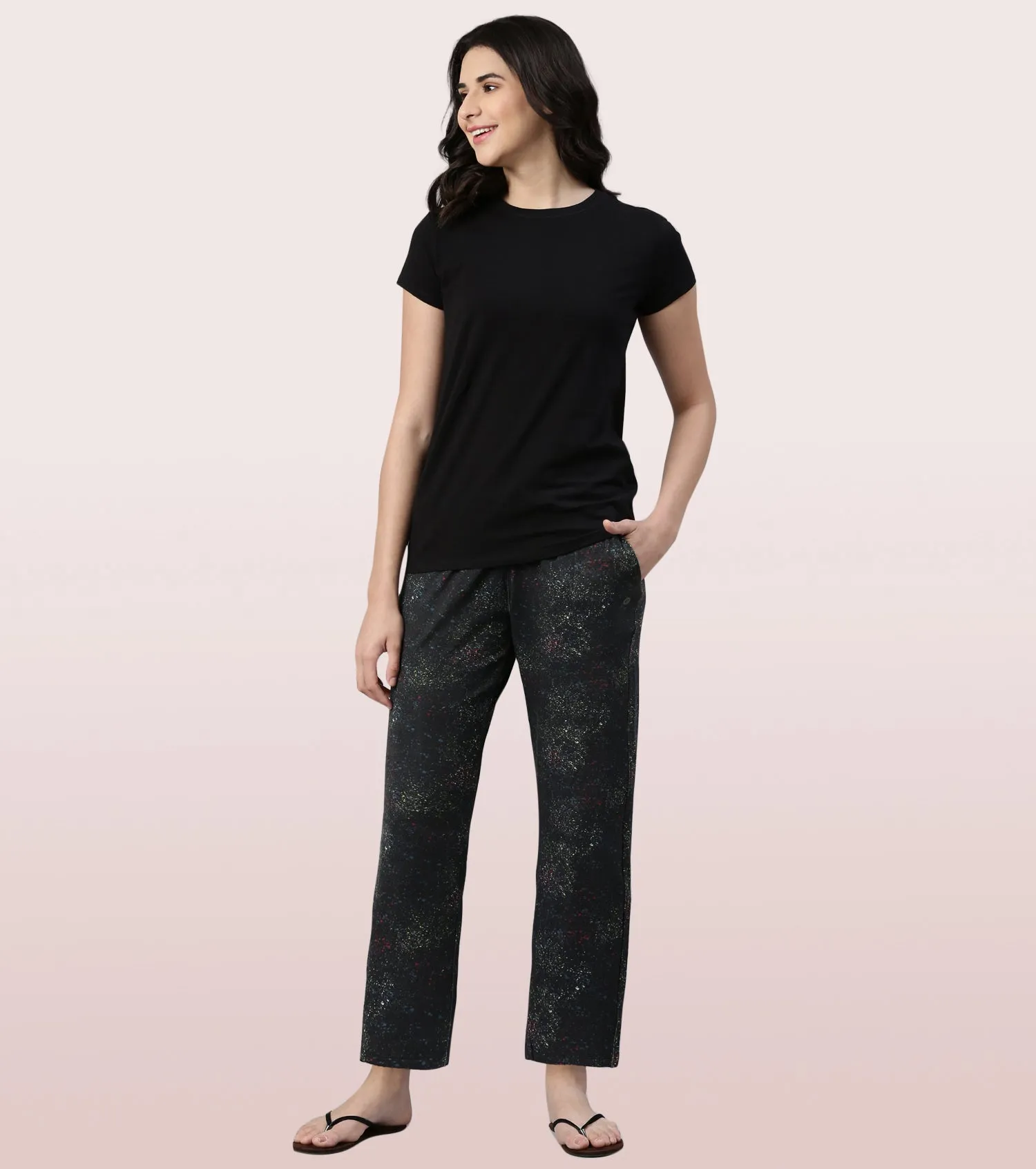 Essentials – E4A4
BASIC HOME PANT | VISCOSE SPANDES PRINTED PULL-ON PANT
RELAXED FIT | MID RISE | REGULAR LENGTH