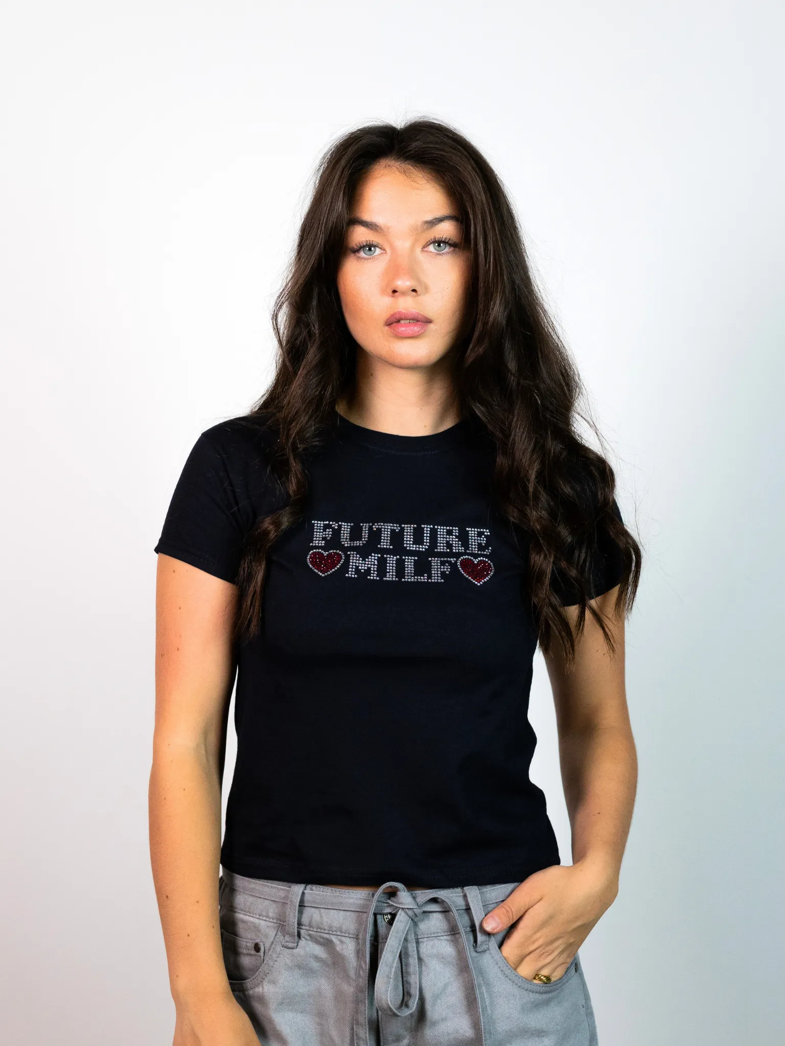 FUTURE MILF (RHINESTEN), BABY TEE - SORT