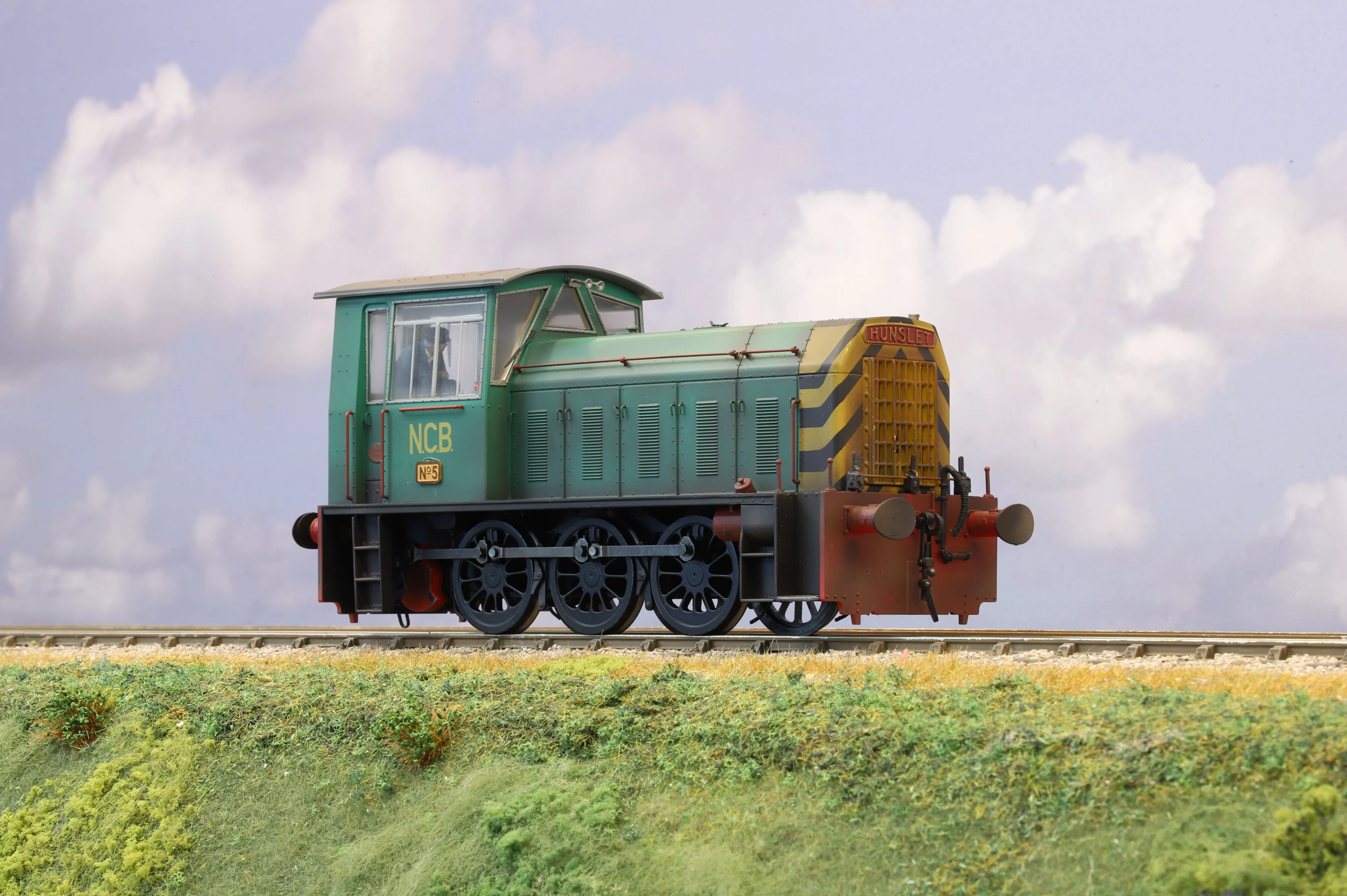 Heljan Finescale O Gauge Class 05 Diesel Shunter NCB Green with Wasp Stripes DCC Sound