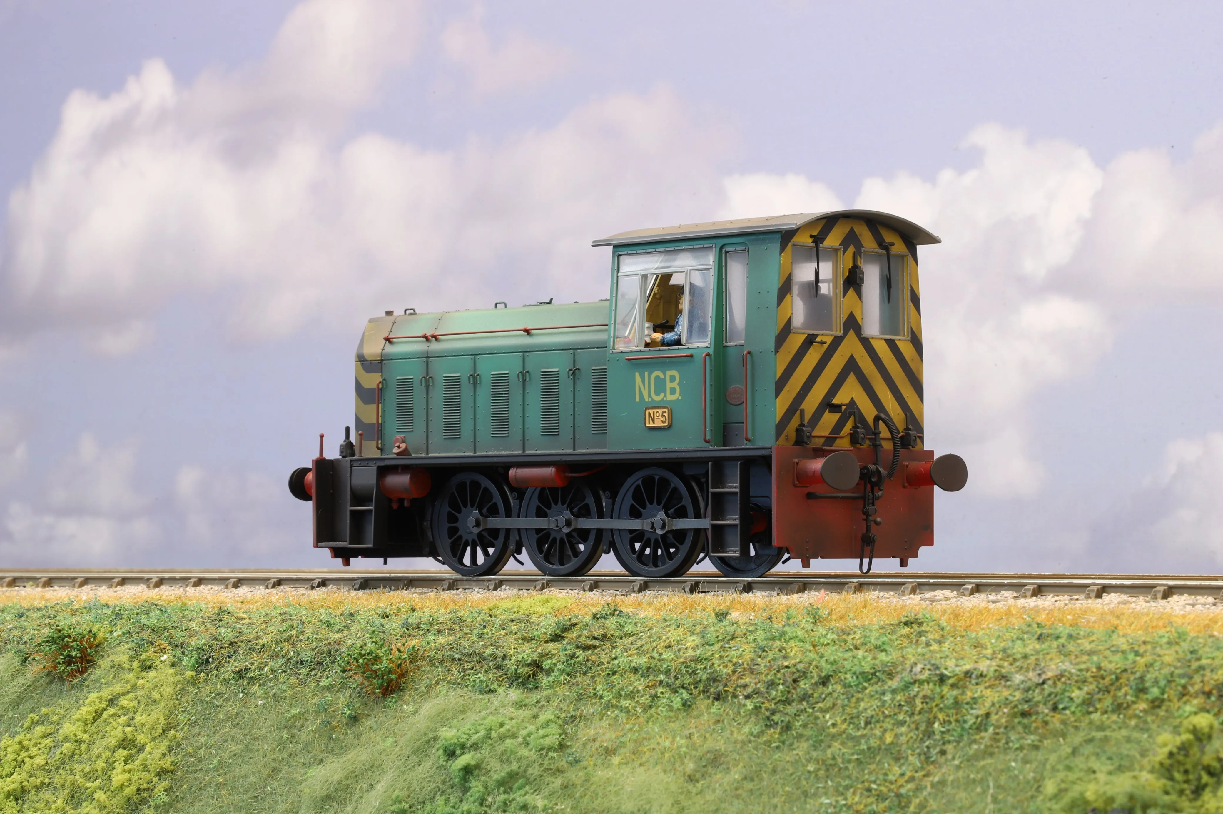 Heljan Finescale O Gauge Class 05 Diesel Shunter NCB Green with Wasp Stripes DCC Sound