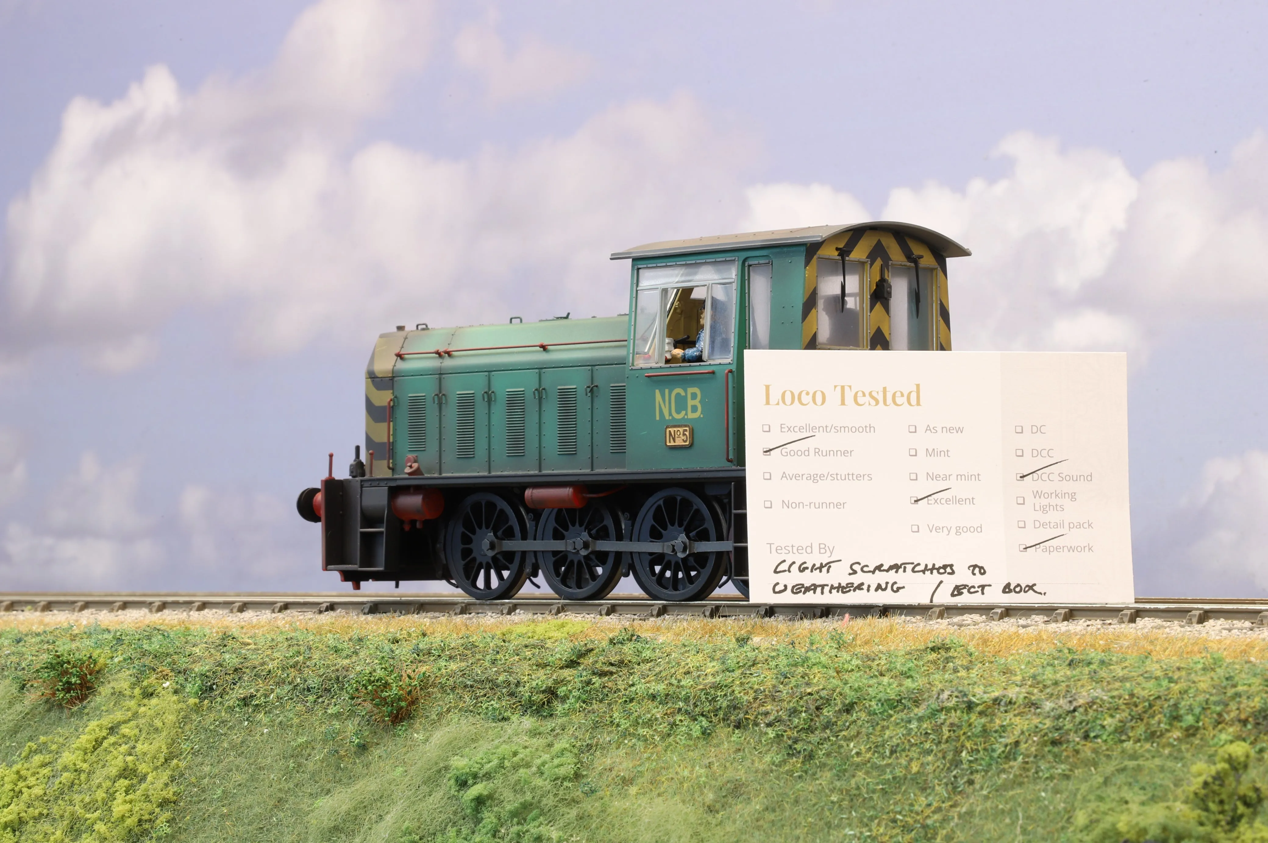 Heljan Finescale O Gauge Class 05 Diesel Shunter NCB Green with Wasp Stripes DCC Sound