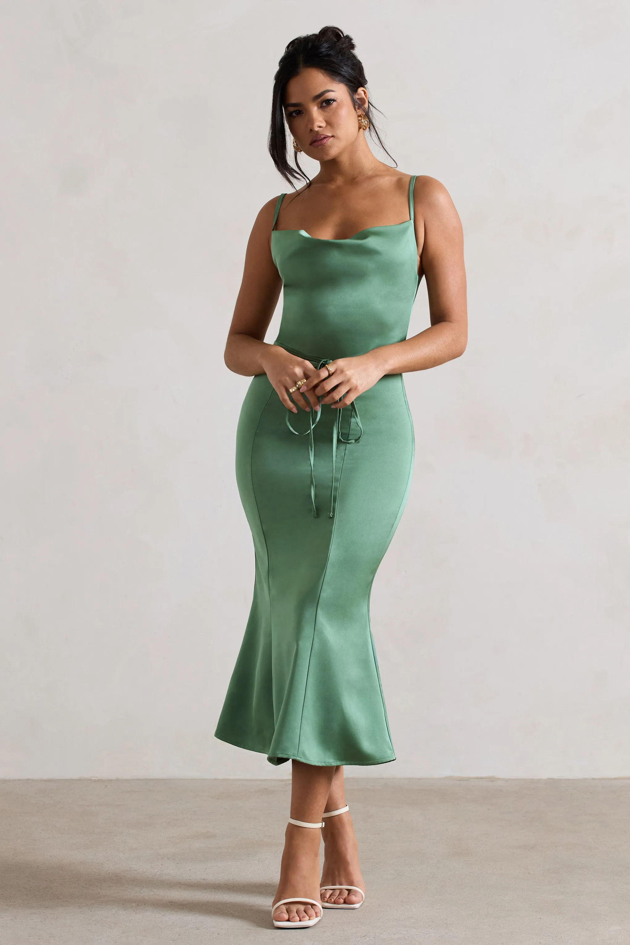 Just A Moment | Robe mi-longue vert en satin encolure arrondie et ceinture à la taille