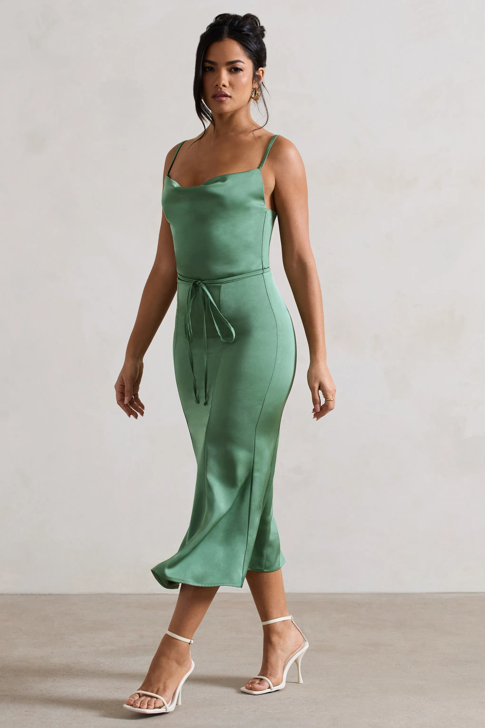 Just A Moment | Robe mi-longue vert en satin encolure arrondie et ceinture à la taille